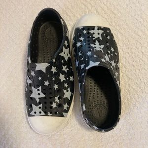Kids’ Black and White Star Natives, size C12, worn once!